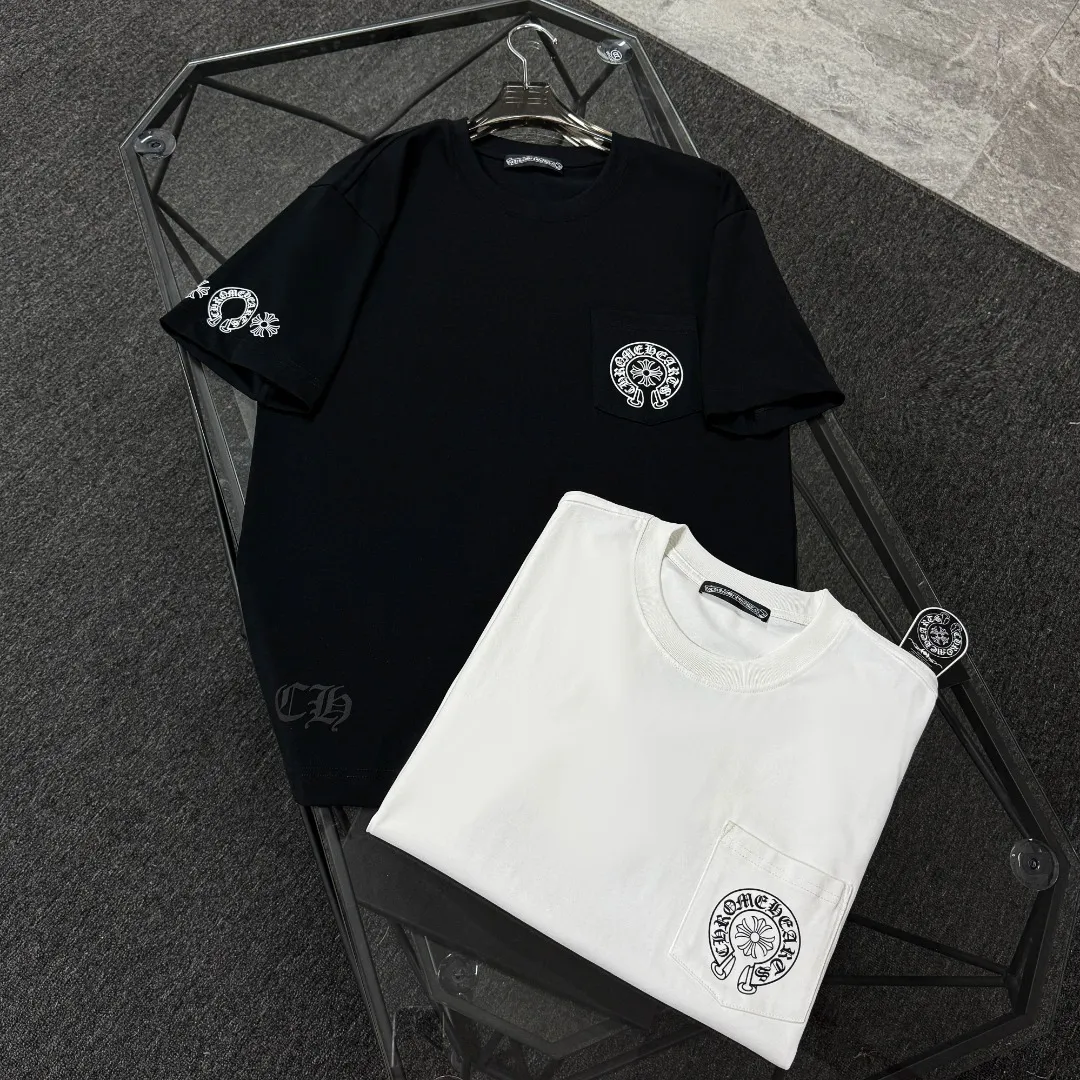 P180 Chrome Hearts Chrome Hearts 25 high version. The fabric is made of 300 grams of high-density cotton. It does not deform or shrink. It has three labels. It is the same style for men and women. Technology: Digital printing. Color: White. Black. SIZE: S-XL.